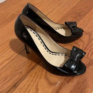 Black bow leather peep toe heels